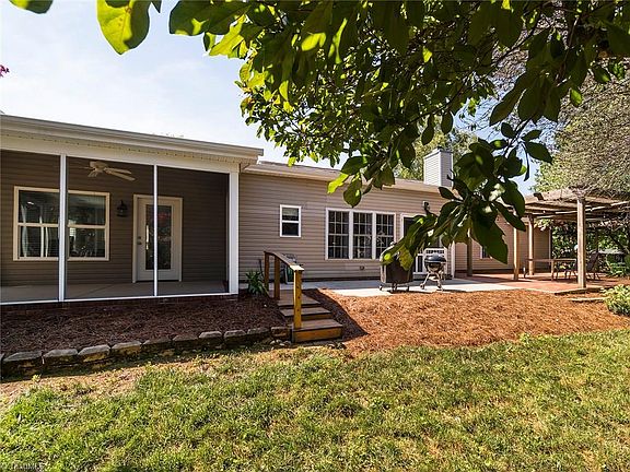 3rd image of 8 Greenmont Ct