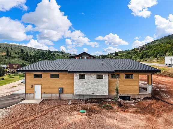 5th image of 1073 S Mountain Meadow Dr