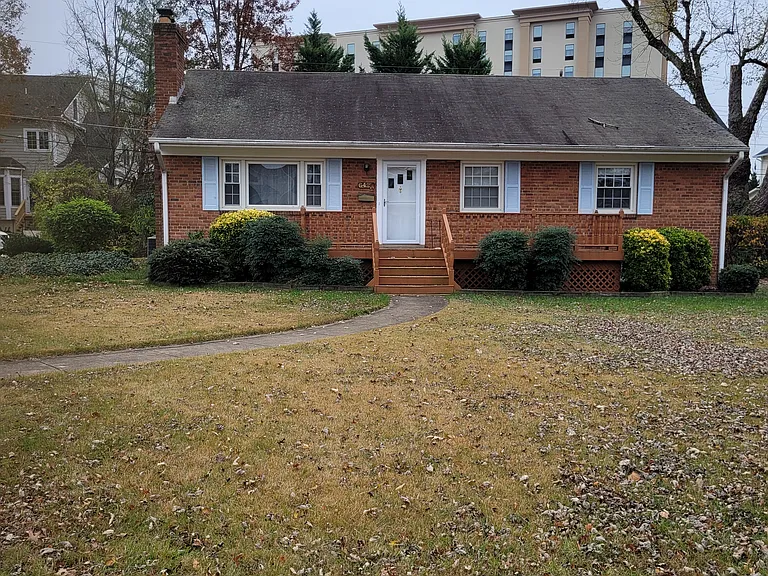 Front of single family home