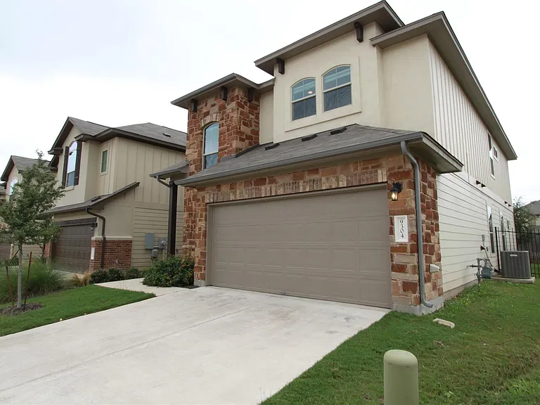 9304 Lost Bridge Ln — Photo 3