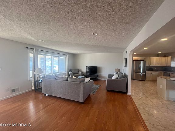 4th image of 600 Baron St
