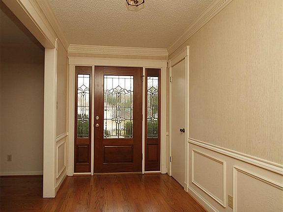 Entry has hardwood floors and crown molding