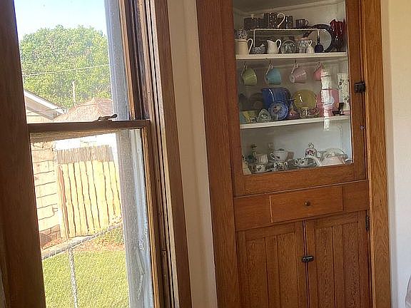 Oak china cabinet. 