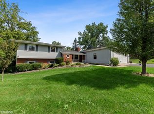 234 Bradwell Rd, Inverness, IL 60010