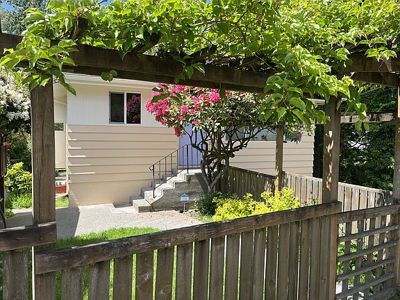 3rd image of 10417 8th Ave NE