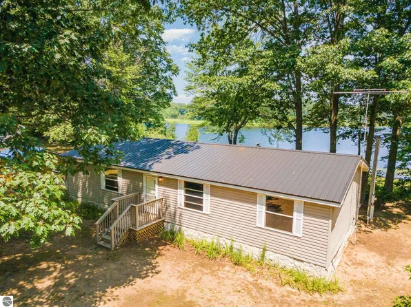 5696 S Lake Shore Dr, Remus, MI 49340