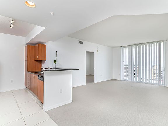 5th image of 18800 NE 29th Ave APT 923