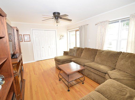 5th image of 3511 N Oleander Ave