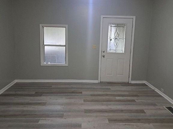 2nd image of 832 S Pershing Ave