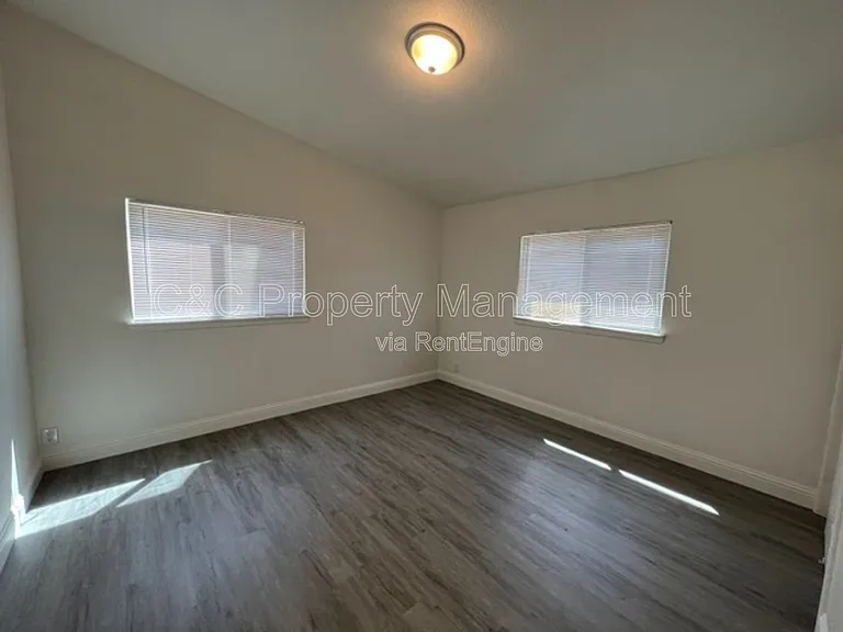 2119 E Griffith Way — Photo 9