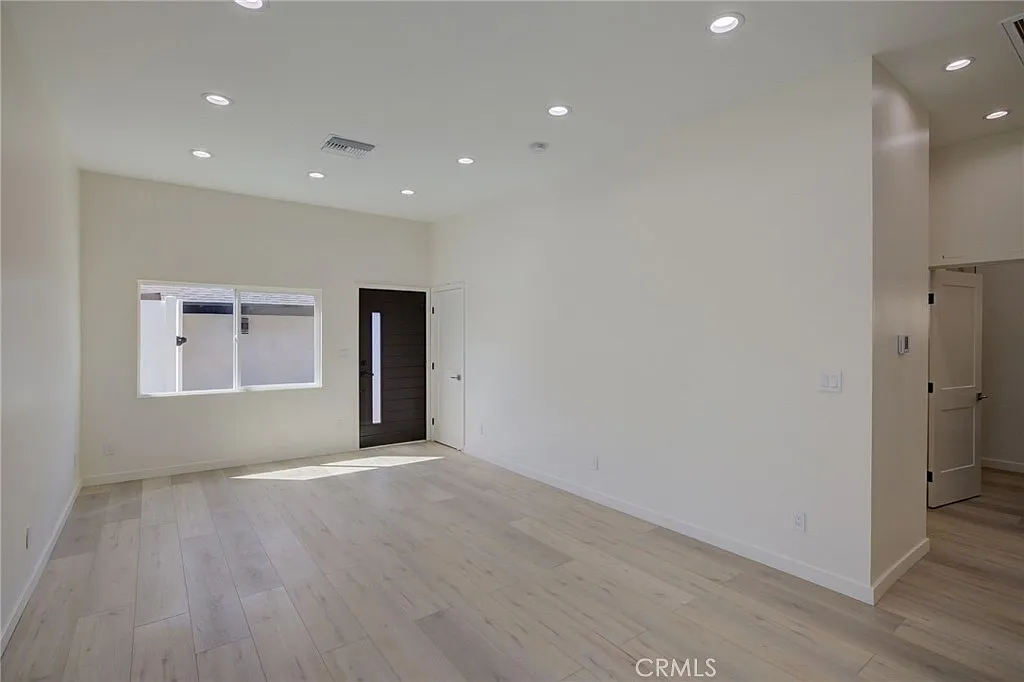 2 bed, 1000 sqft, $3,300 — Photo 4