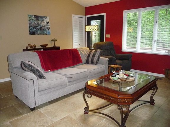 4th image of 1028 Surmont Ct