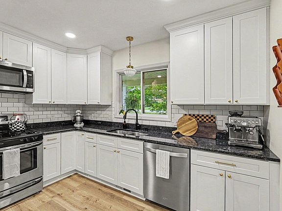 4th image of 6112 Bartlett Blvd