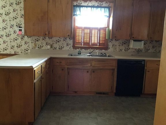 3rd image of 137 Shady Lane Dr