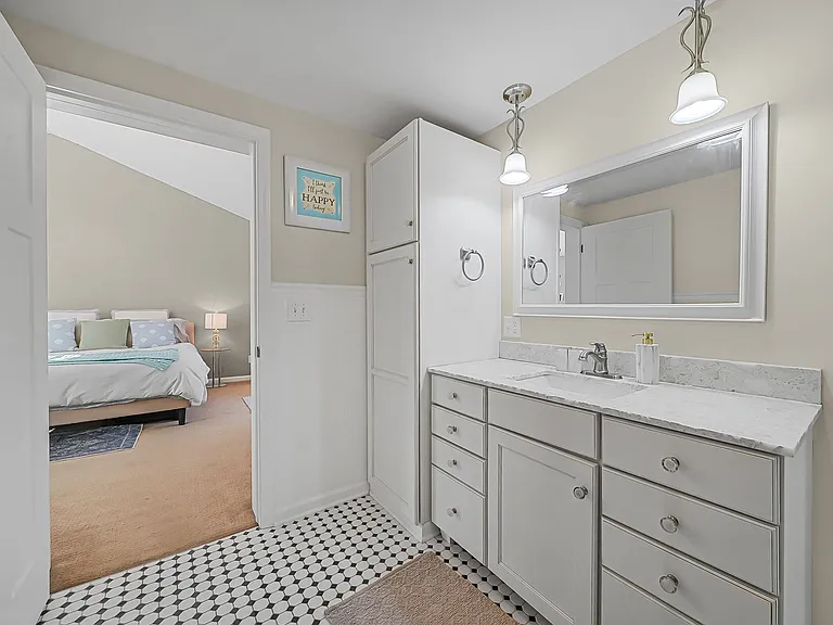 814 Locust St — Photo 4