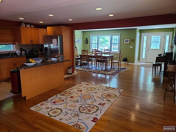 4th image of 308 Howard Ave