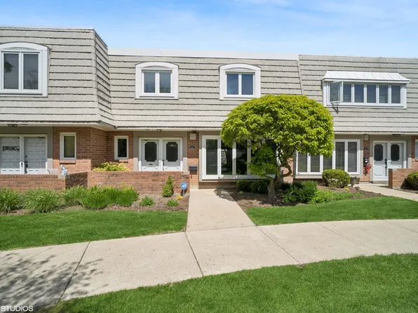 1475 Calais Cir, Highland Park, IL 60035