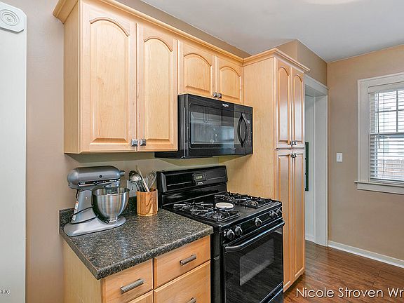 5th image of 62 Graceland St NE