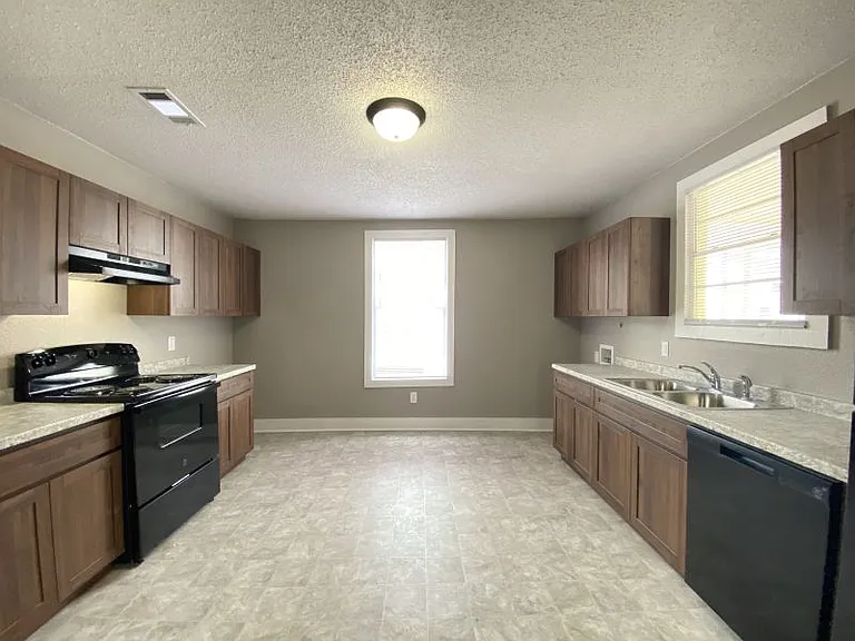 1423 W Long 17th St — Photo 8