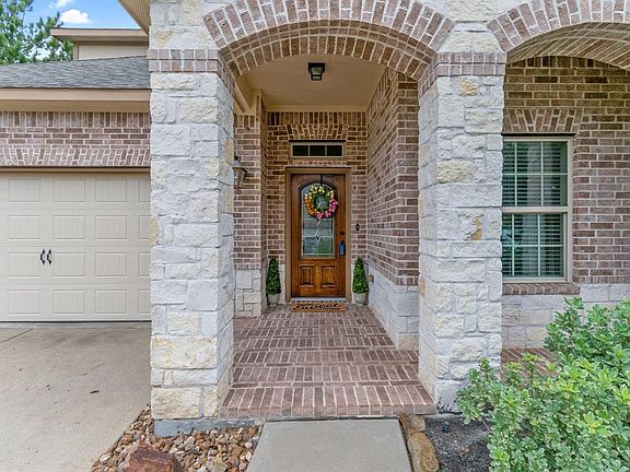 Welcome home to 30 S Whistling Swan Pl!