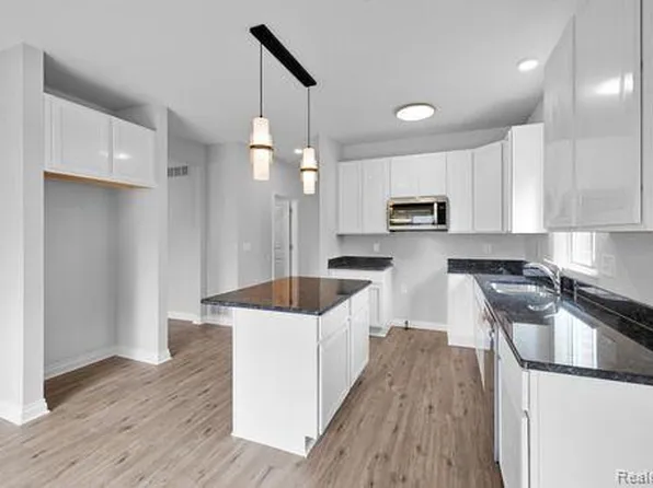 23342 Waterview Dr, New Boston, MI 48164