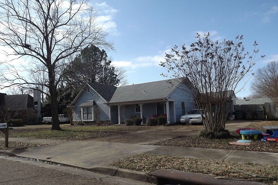 2nd image of 2727 Lakeside Dr