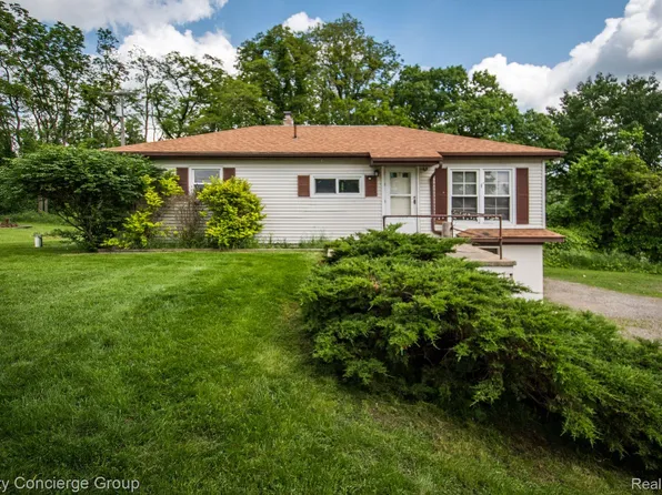 7525 Challis Rd, Brighton, MI 48116