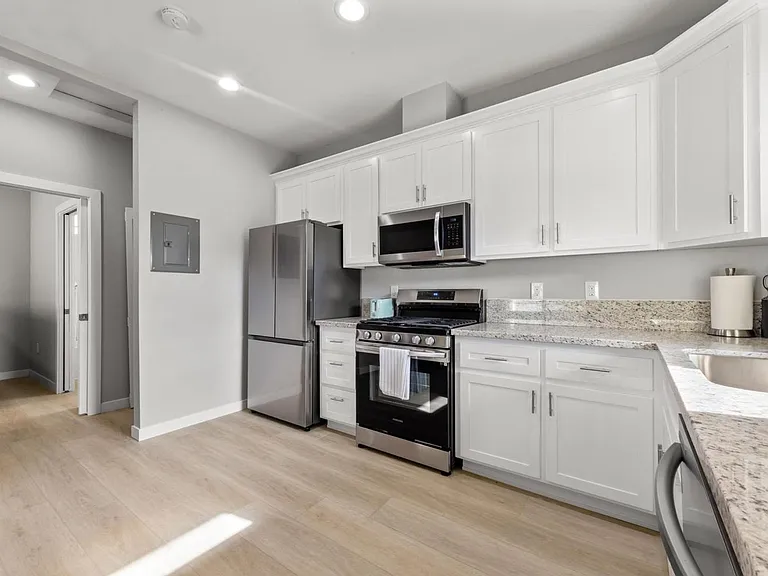 498 Johnston St — Photo 5