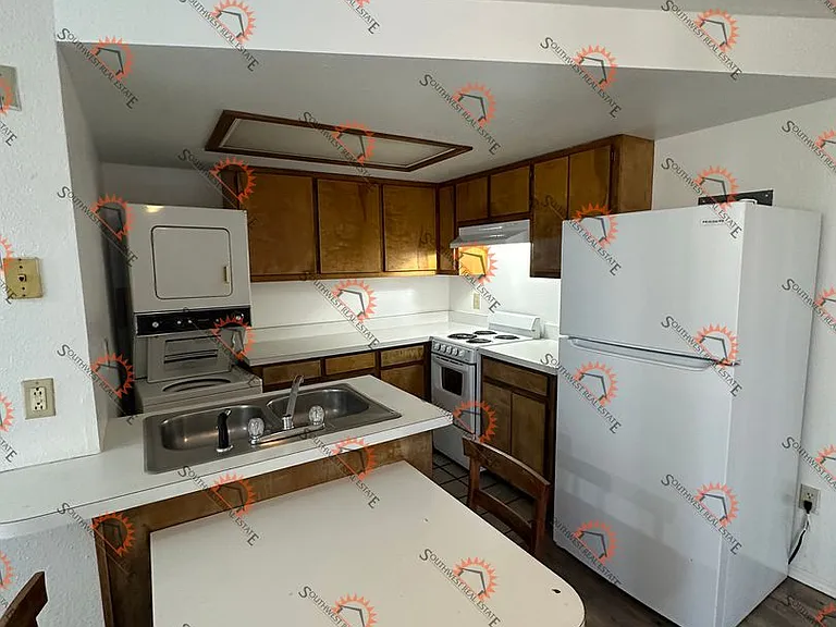 1405 S Prince St — Photo 2