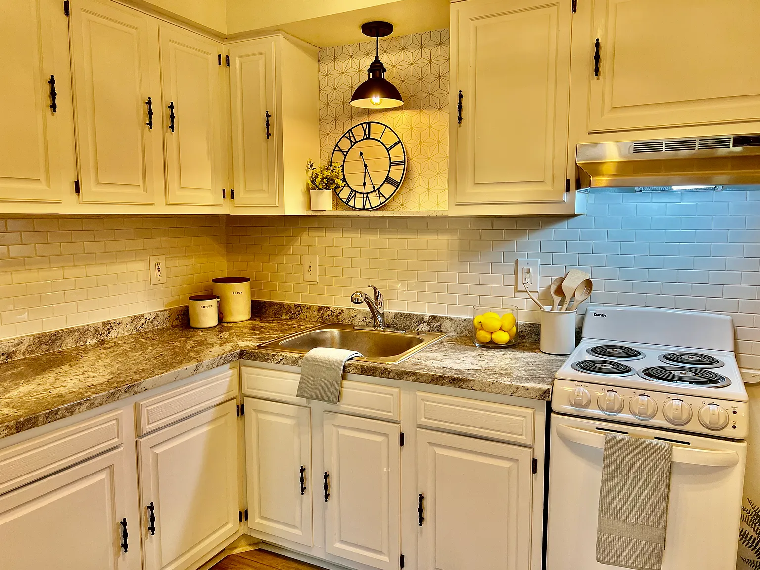1 bed, 700 sqft, $995 — Photo 1