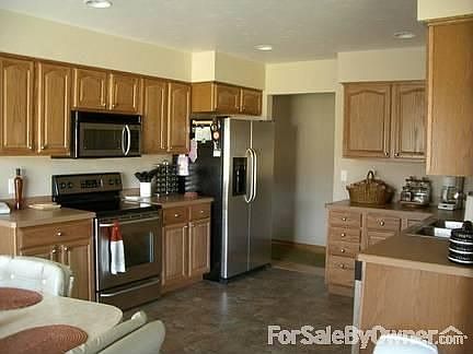 Kitchen : Stainless steel appliances, oak cabinets