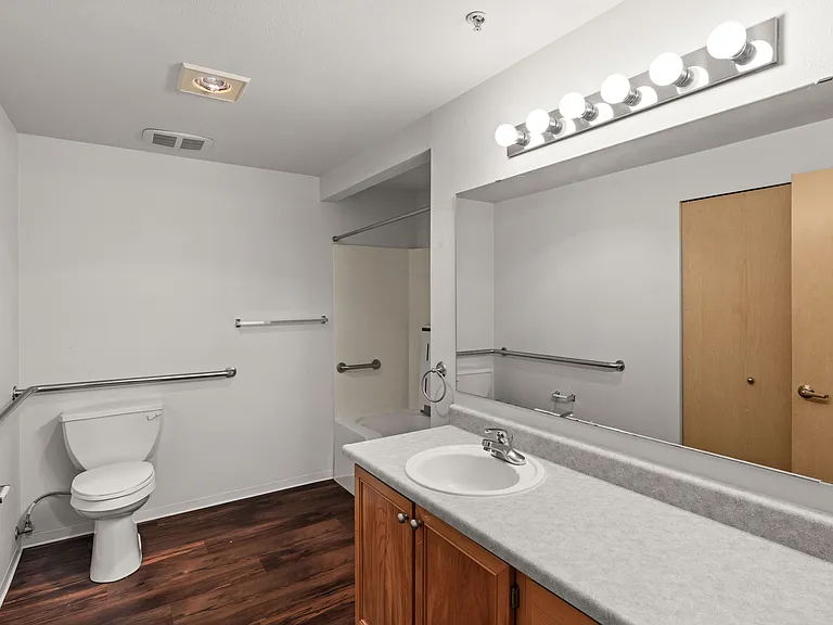 1 Bed 1 Bath Deluxe - 733 Sq Ft 1 Bed 1 Bath Deluxe - 733 Sq Ft