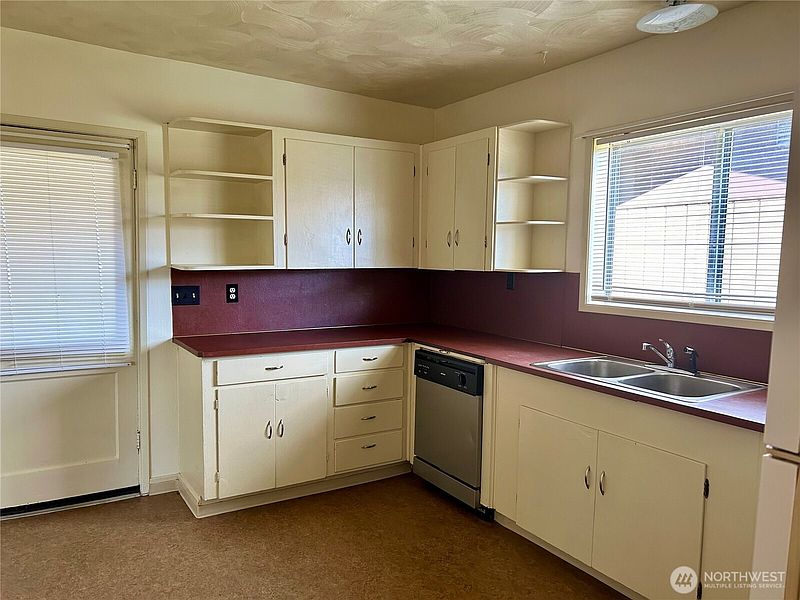 3rd image of 2428 Pacific Avenue
