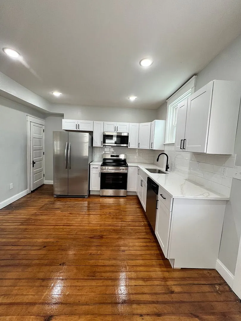 Fully Renovated 4 Bedroom, 2.5 Bath Home-Move In Ready — Photo 4