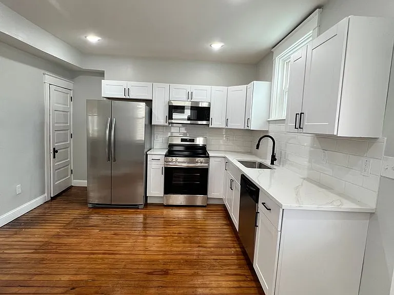 25 N Poplar St — Photo 4
