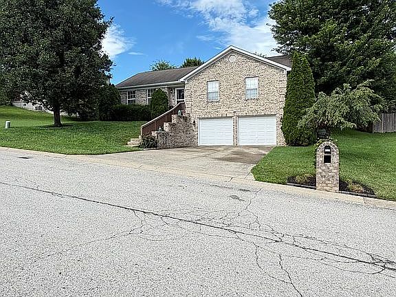 3rd image of 2822 Horse Trail Rd