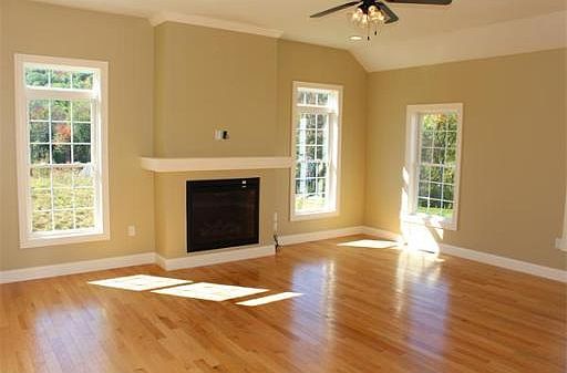 Living room w/fireplace
