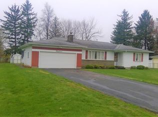 37 Castle Acres Dr, Webster, NY 14580