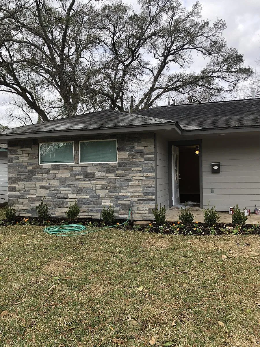 Building Photo - 313 Caladium St