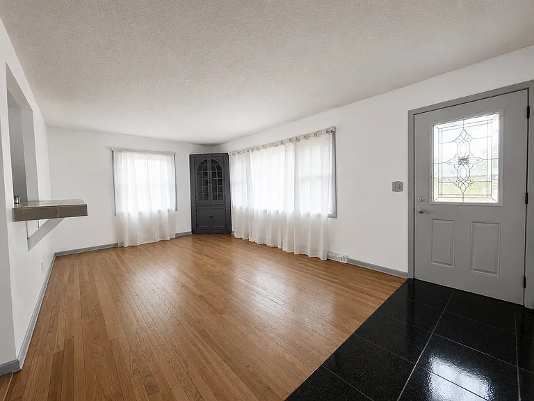 735 Maple St — Photo 2