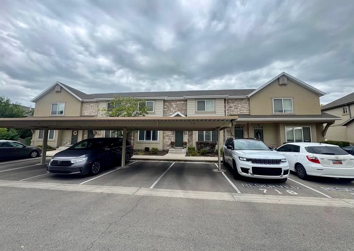 3 bed, 2.5 bath, 1450 sqft, $1,900 — Photo 1