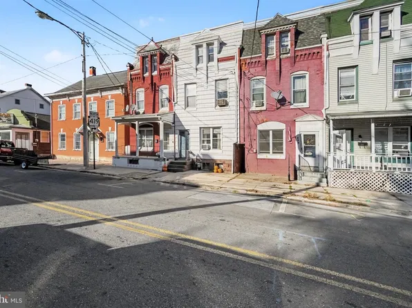 225 W High St, Womelsdorf, PA 19567
