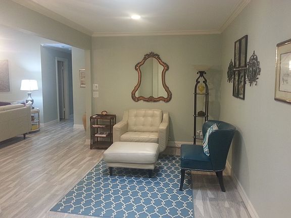 Entry sitting area