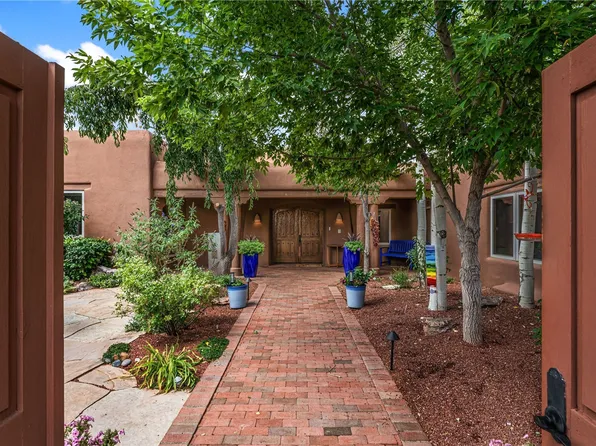 28 Aloe Cir, Santa Fe, NM 87506
