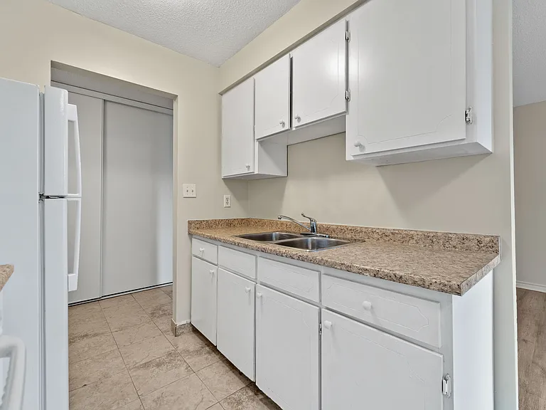 3262 Sandwich St — Photo 16