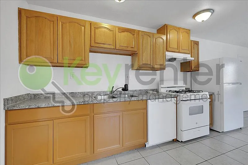2 bed, 1.0 bath, 780 sqft, $1,600 — Photo 2