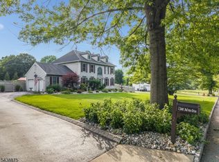 2 Saint Andrews Dr, Washington, NJ 07882