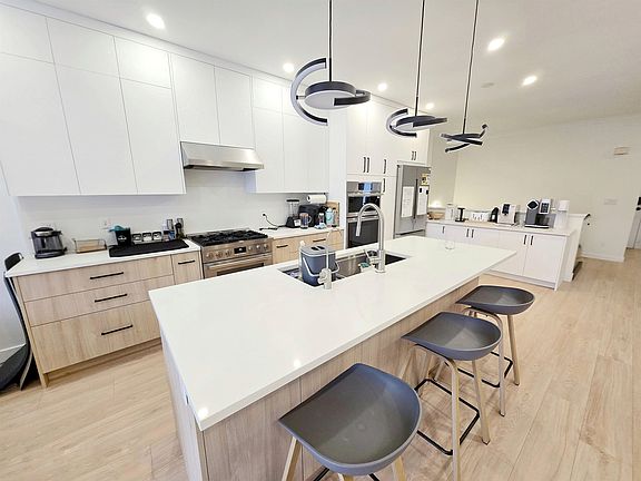 2nd image of 5201 Oakmount Cres #20