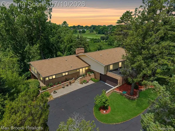1808 Moors Ct, Bloomfield Hills, MI 48302