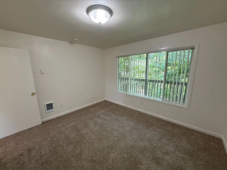 528 SW Levens St #11 — Photo 15